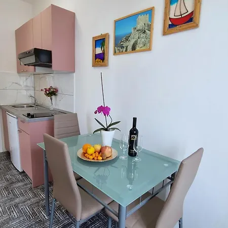 Neda Apartman Omis