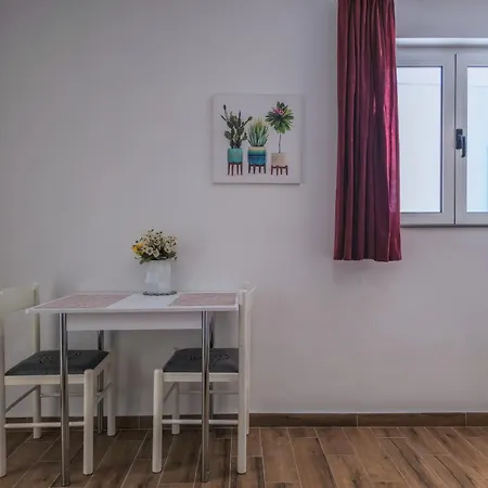 Neda Apartment *